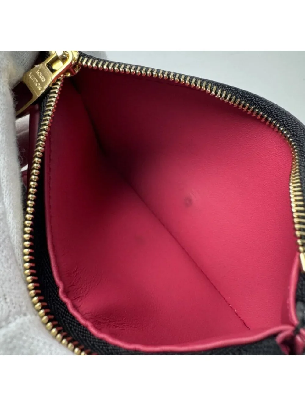 Louis Vuitton Portefeuille Capucines Compact Wallet